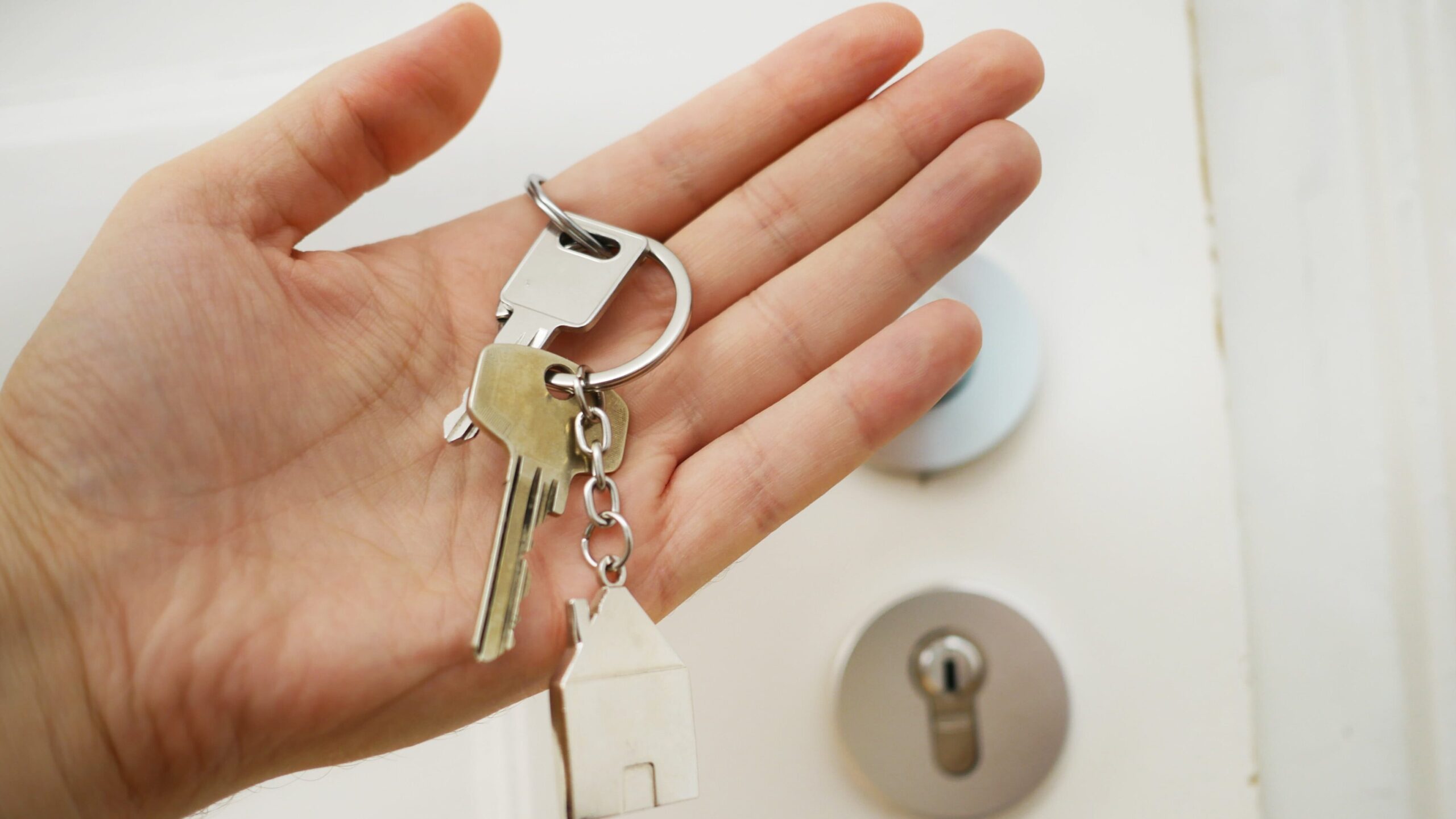 buyers agent commission-a palm of hand holding key chain, hoa closing documents